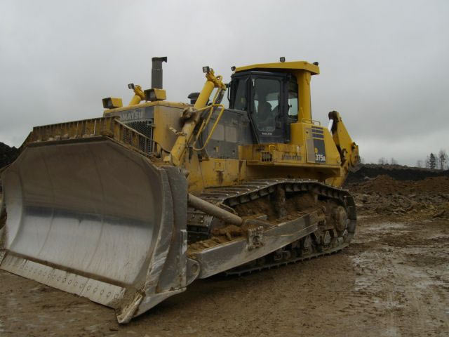   Komatsu D375A-5